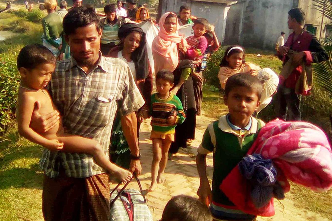 Katliamdan kaçan Arakanlılar Bangladeş’e geçmeye çalışıyor